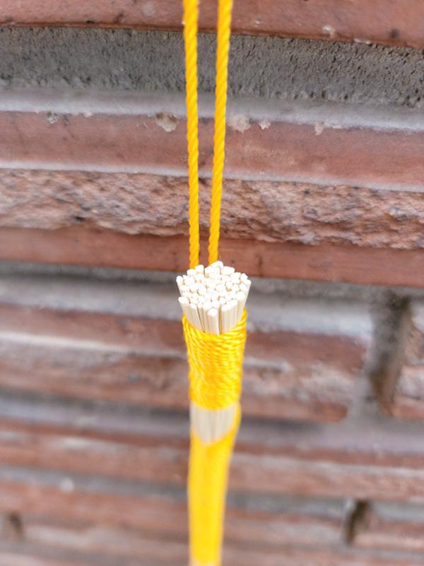 Simple nylon loop hang tag